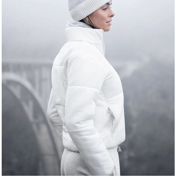 TRAVIS MATHEW Mont Blanc Puffer Jacket Cloud Dancer White Sz XS NWT - Picture 1 of 6